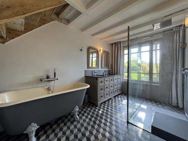 Charmante Maison de Campagne avec Vue, Piscine Chauffée et 6,3 ha de Terrain