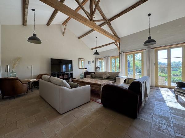 Charmante Maison de Campagne avec Vue, Piscine Chauffée et 6,3 ha de Terrain