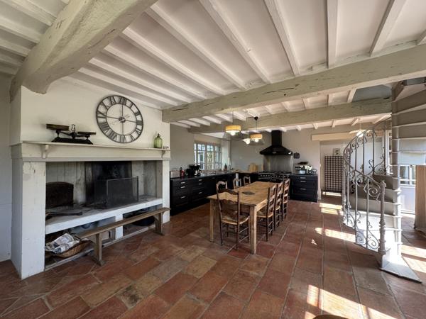 Charmante Maison de Campagne avec Vue, Piscine Chauffée et 6,3 ha de Terrain