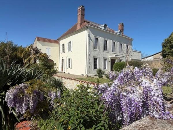 PLAISANCE DU GERS (32), ELEGANTE et HISTORIQUE MAISON BOURGEOISE, dépendances, garage, 3200m² clos et paysagé.