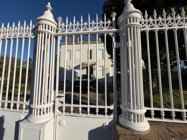 PLAISANCE DU GERS (32), ELEGANTE et HISTORIQUE MAISON BOURGEOISE, dépendances, garage, 3200m² clos et paysagé.