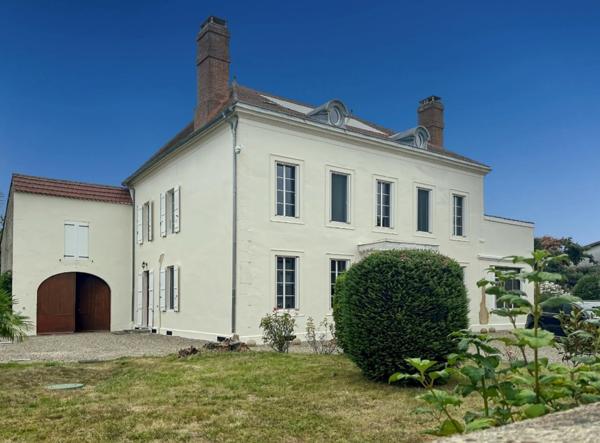 PLAISANCE DU GERS (32), ELEGANTE et HISTORIQUE MAISON BOURGEOISE, dépendances, garage, 3200m² clos et paysagé.