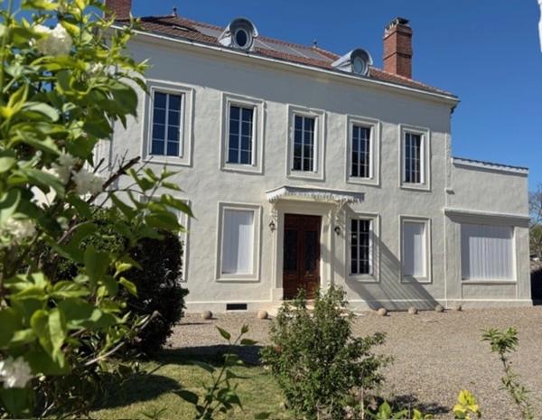 PLAISANCE DU GERS (32), ELEGANTE et HISTORIQUE MAISON BOURGEOISE, dépendances, garage, 3200m² clos et paysagé.