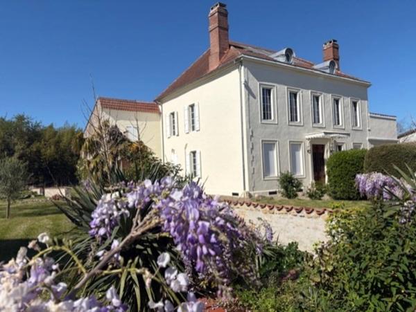 PLAISANCE DU GERS (32), ELEGANTE et HISTORIQUE MAISON BOURGEOISE, dépendances, garage, 3200m² clos et paysagé.