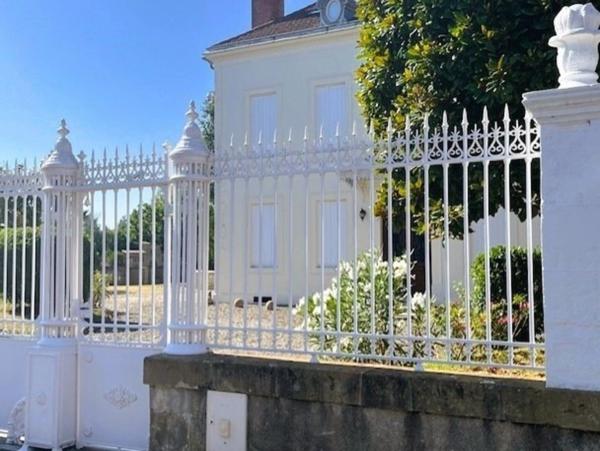 PLAISANCE DU GERS (32), ELEGANTE et HISTORIQUE MAISON BOURGEOISE, dépendances, garage, 3200m² clos et paysagé.