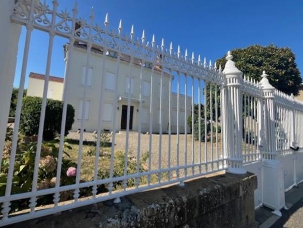 PLAISANCE DU GERS (32), ELEGANTE et HISTORIQUE MAISON BOURGEOISE, dépendances, garage, 3200m² clos et paysagé.