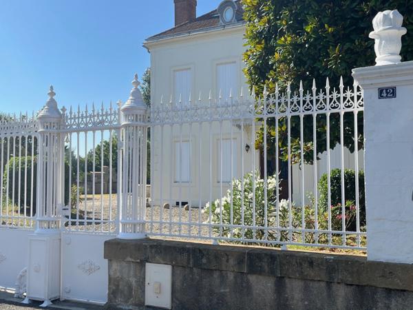 PLAISANCE DU GERS (32), ELEGANTE et HISTORIQUE MAISON BOURGEOISE, dépendances, garage, 3200m² clos et paysagé.