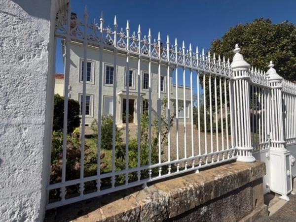 PLAISANCE DU GERS (32), ELEGANTE et HISTORIQUE MAISON BOURGEOISE, dépendances, garage, 3200m² clos et paysagé.