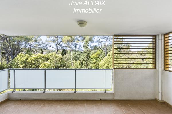 SAINT RAPHAEL - APPARTEMENT 5 PIECES AVEC TERRASSE, GARAGE, PLACE DE PARKING ET CAVE. PROFESSIONS LIBERALES AU