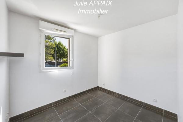 SAINT RAPHAEL - APPARTEMENT 5 PIECES AVEC TERRASSE, GARAGE, PLACE DE PARKING ET CAVE. PROFESSIONS LIBERALES AU