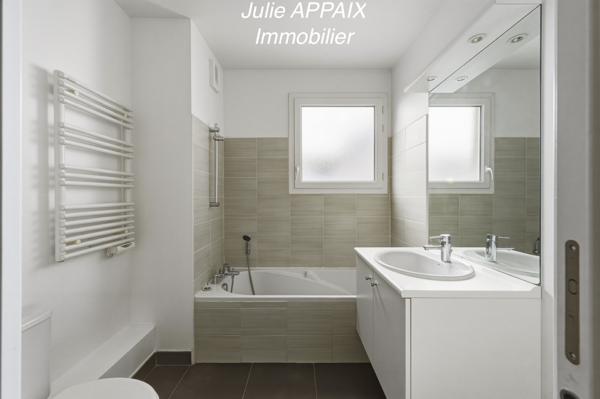 SAINT RAPHAEL - APPARTEMENT 5 PIECES AVEC TERRASSE, GARAGE, PLACE DE PARKING ET CAVE. PROFESSIONS LIBERALES AU