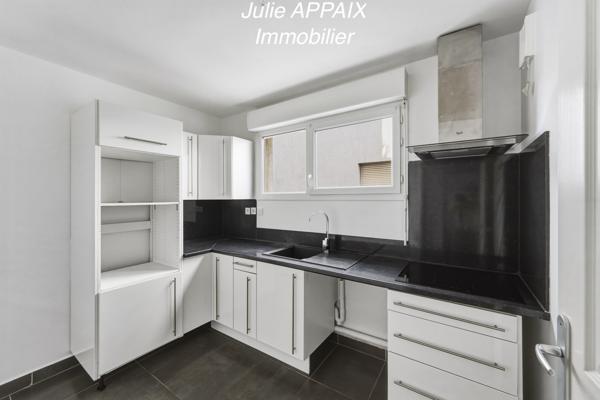 SAINT RAPHAEL - APPARTEMENT 5 PIECES AVEC TERRASSE, GARAGE, PLACE DE PARKING ET CAVE. PROFESSIONS LIBERALES AU