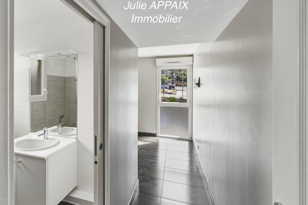 SAINT RAPHAEL - APPARTEMENT 5 PIECES AVEC TERRASSE, GARAGE, PLACE DE PARKING ET CAVE. PROFESSIONS LIBERALES AU