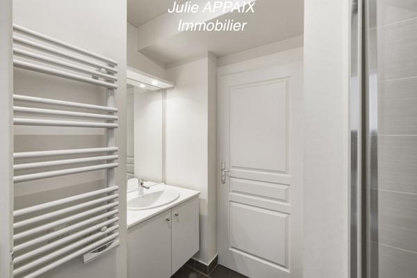 SAINT RAPHAEL - APPARTEMENT 5 PIECES AVEC TERRASSE, GARAGE, PLACE DE PARKING ET CAVE. PROFESSIONS LIBERALES AU