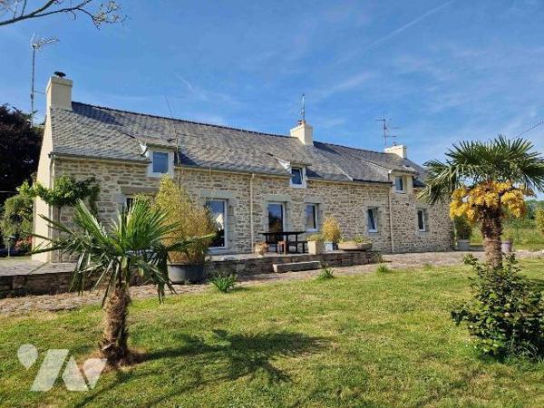 Propriété comprenant une ancienne longère rénovée composée de :
 - au rez-de-chaussée : un sal...