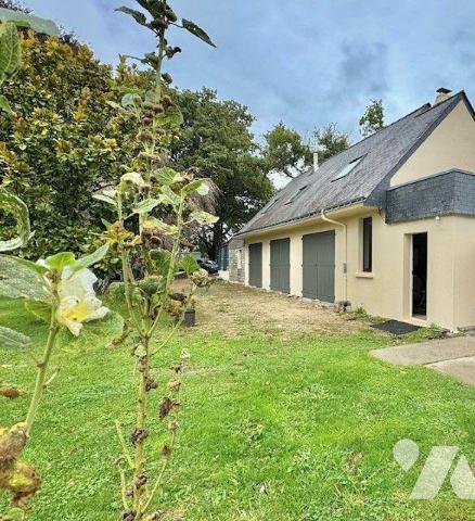 Propriété comprenant une ancienne longère rénovée composée de :
 - au rez-de-chaussée : un sal...