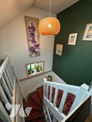 Propriété comprenant une ancienne longère rénovée composée de :
 - au rez-de-chaussée : un sal...