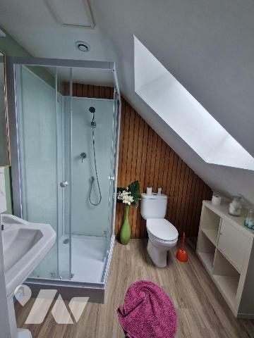 Propriété comprenant une ancienne longère rénovée composée de :
 - au rez-de-chaussée : un sal...