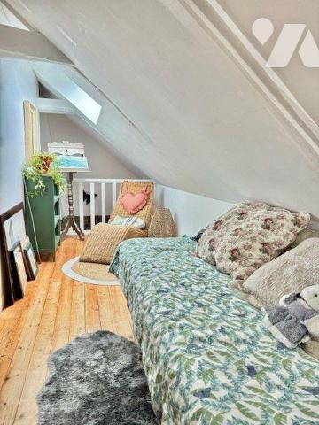 Propriété comprenant une ancienne longère rénovée composée de :
 - au rez-de-chaussée : un sal...