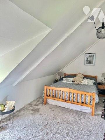 Propriété comprenant une ancienne longère rénovée composée de :
 - au rez-de-chaussée : un sal...