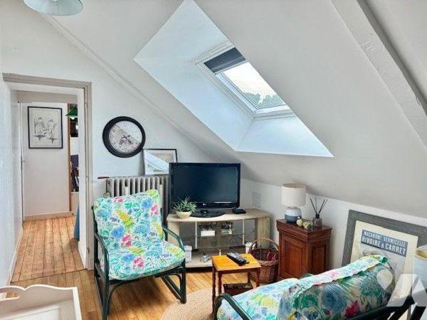 Propriété comprenant une ancienne longère rénovée composée de :
 - au rez-de-chaussée : un sal...