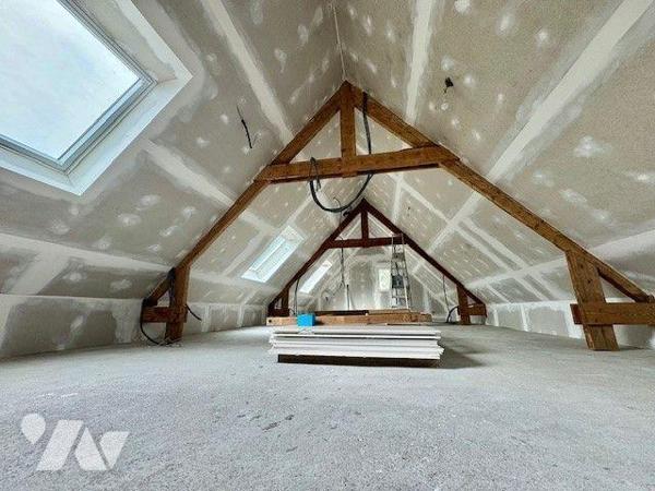 Propriété comprenant une ancienne longère rénovée composée de :
 - au rez-de-chaussée : un sal...