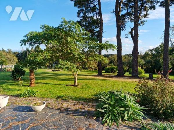 Propriété comprenant une ancienne longère rénovée composée de :
 - au rez-de-chaussée : un sal...