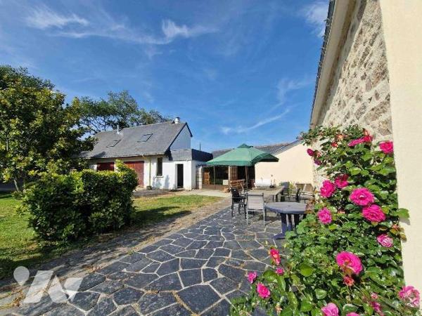 Propriété comprenant une ancienne longère rénovée composée de :
 - au rez-de-chaussée : un sal...