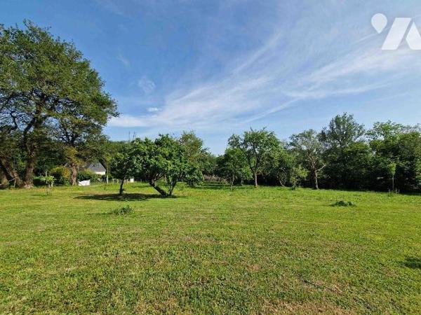 Propriété comprenant une ancienne longère rénovée composée de :
 - au rez-de-chaussée : un sal...