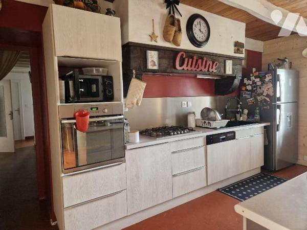 Propriété comprenant une ancienne longère rénovée composée de :
 - au rez-de-chaussée : un sal...