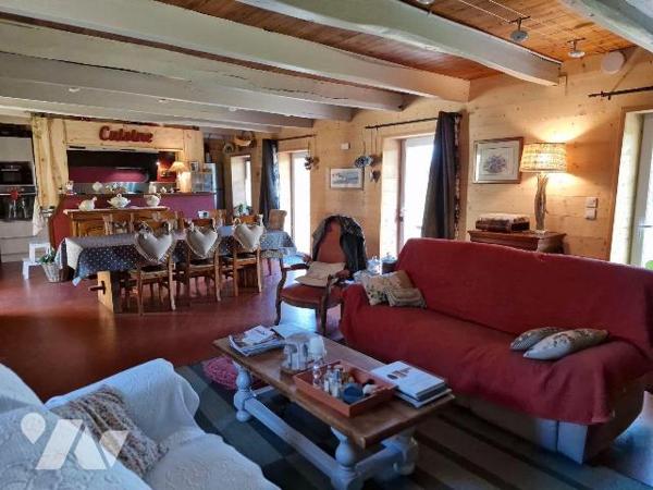 Propriété comprenant une ancienne longère rénovée composée de :
 - au rez-de-chaussée : un sal...