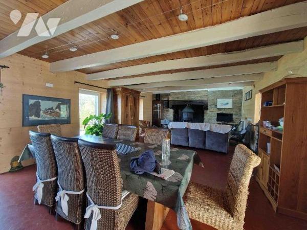 Propriété comprenant une ancienne longère rénovée composée de :
 - au rez-de-chaussée : un sal...