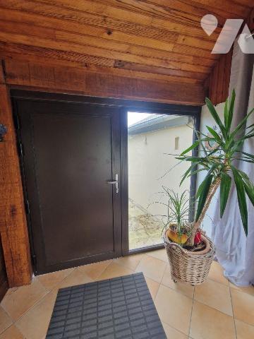 Propriété comprenant une ancienne longère rénovée composée de :
 - au rez-de-chaussée : un sal...