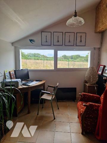 Propriété comprenant une ancienne longère rénovée composée de :
 - au rez-de-chaussée : un sal...