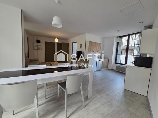 Immeuble rénové – 3 appartements meublés avec parkings et caves