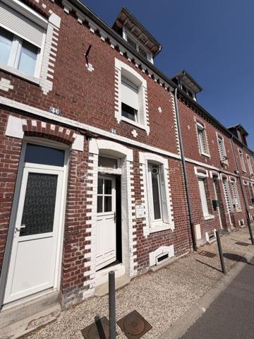 Elle est composée d'un séjour lumineux, avec cuisine ouverte, un WC indépendant, une salle d'eau, une buanderie ainsi qu'une terrasse carrelée idéale pour les beaux jours avec un petit espace de stockage. 

Au premier étage, un palier desservant deux chambres, dont une avec placard de rangement.

Au deuxième étage, une mezzanine avec placard faisant office de chambre. 

Idéalement placé proche des commerces, parking à proximité.   
Tout à l'égout/ Double vitrage PVC et bois. 

Ideal investisseurs ou première acquisition 
Rafraîchissement à prévoir !