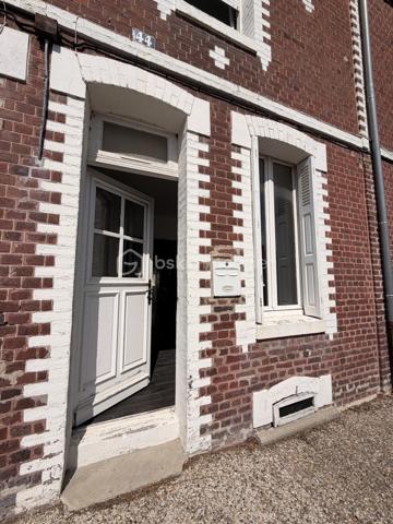 Elle est composée d'un séjour lumineux, avec cuisine ouverte, un WC indépendant, une salle d'eau, une buanderie ainsi qu'une terrasse carrelée idéale pour les beaux jours avec un petit espace de stockage. 

Au premier étage, un palier desservant deux chambres, dont une avec placard de rangement.

Au deuxième étage, une mezzanine avec placard faisant office de chambre. 

Idéalement placé proche des commerces, parking à proximité.   
Tout à l'égout/ Double vitrage PVC et bois. 

Ideal investisseurs ou première acquisition 
Rafraîchissement à prévoir !