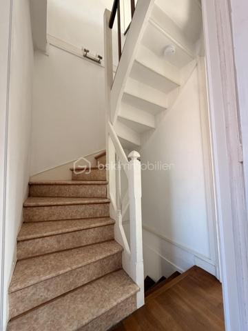 Elle est composée d'un séjour lumineux, avec cuisine ouverte, un WC indépendant, une salle d'eau, une buanderie ainsi qu'une terrasse carrelée idéale pour les beaux jours avec un petit espace de stockage. 

Au premier étage, un palier desservant deux chambres, dont une avec placard de rangement.

Au deuxième étage, une mezzanine avec placard faisant office de chambre. 

Idéalement placé proche des commerces, parking à proximité.   
Tout à l'égout/ Double vitrage PVC et bois. 

Ideal investisseurs ou première acquisition 
Rafraîchissement à prévoir !