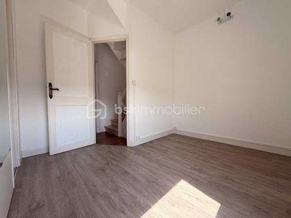 Elle est composée d'un séjour lumineux, avec cuisine ouverte, un WC indépendant, une salle d'eau, une buanderie ainsi qu'une terrasse carrelée idéale pour les beaux jours avec un petit espace de stockage. 

Au premier étage, un palier desservant deux chambres, dont une avec placard de rangement.

Au deuxième étage, une mezzanine avec placard faisant office de chambre. 

Idéalement placé proche des commerces, parking à proximité.   
Tout à l'égout/ Double vitrage PVC et bois. 

Ideal investisseurs ou première acquisition 
Rafraîchissement à prévoir !