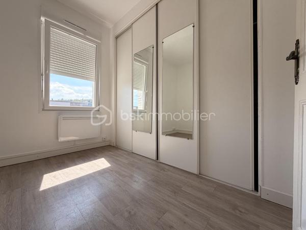 Elle est composée d'un séjour lumineux, avec cuisine ouverte, un WC indépendant, une salle d'eau, une buanderie ainsi qu'une terrasse carrelée idéale pour les beaux jours avec un petit espace de stockage. 

Au premier étage, un palier desservant deux chambres, dont une avec placard de rangement.

Au deuxième étage, une mezzanine avec placard faisant office de chambre. 

Idéalement placé proche des commerces, parking à proximité.   
Tout à l'égout/ Double vitrage PVC et bois. 

Ideal investisseurs ou première acquisition 
Rafraîchissement à prévoir !