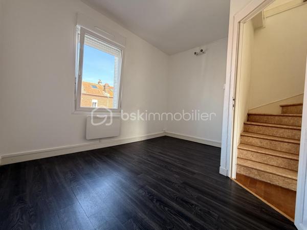 Elle est composée d'un séjour lumineux, avec cuisine ouverte, un WC indépendant, une salle d'eau, une buanderie ainsi qu'une terrasse carrelée idéale pour les beaux jours avec un petit espace de stockage. 

Au premier étage, un palier desservant deux chambres, dont une avec placard de rangement.

Au deuxième étage, une mezzanine avec placard faisant office de chambre. 

Idéalement placé proche des commerces, parking à proximité.   
Tout à l'égout/ Double vitrage PVC et bois. 

Ideal investisseurs ou première acquisition 
Rafraîchissement à prévoir !