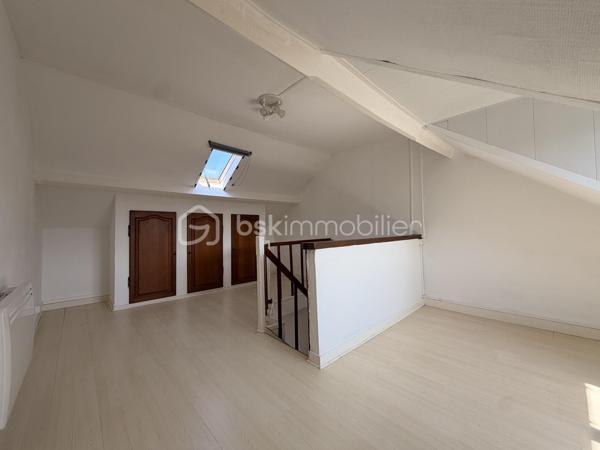 Elle est composée d'un séjour lumineux, avec cuisine ouverte, un WC indépendant, une salle d'eau, une buanderie ainsi qu'une terrasse carrelée idéale pour les beaux jours avec un petit espace de stockage. 

Au premier étage, un palier desservant deux chambres, dont une avec placard de rangement.

Au deuxième étage, une mezzanine avec placard faisant office de chambre. 

Idéalement placé proche des commerces, parking à proximité.   
Tout à l'égout/ Double vitrage PVC et bois. 

Ideal investisseurs ou première acquisition 
Rafraîchissement à prévoir !