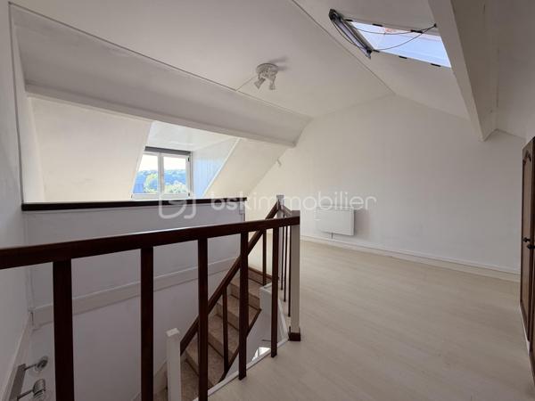 Elle est composée d'un séjour lumineux, avec cuisine ouverte, un WC indépendant, une salle d'eau, une buanderie ainsi qu'une terrasse carrelée idéale pour les beaux jours avec un petit espace de stockage. 

Au premier étage, un palier desservant deux chambres, dont une avec placard de rangement.

Au deuxième étage, une mezzanine avec placard faisant office de chambre. 

Idéalement placé proche des commerces, parking à proximité.   
Tout à l'égout/ Double vitrage PVC et bois. 

Ideal investisseurs ou première acquisition 
Rafraîchissement à prévoir !