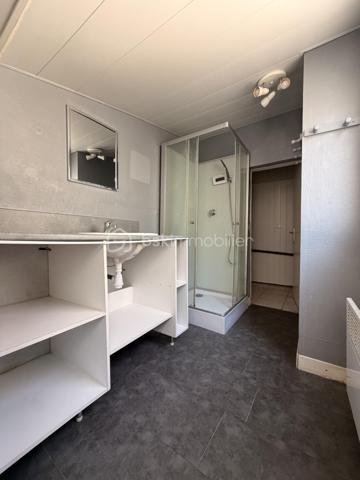 Elle est composée d'un séjour lumineux, avec cuisine ouverte, un WC indépendant, une salle d'eau, une buanderie ainsi qu'une terrasse carrelée idéale pour les beaux jours avec un petit espace de stockage. 

Au premier étage, un palier desservant deux chambres, dont une avec placard de rangement.

Au deuxième étage, une mezzanine avec placard faisant office de chambre. 

Idéalement placé proche des commerces, parking à proximité.   
Tout à l'égout/ Double vitrage PVC et bois. 

Ideal investisseurs ou première acquisition 
Rafraîchissement à prévoir !