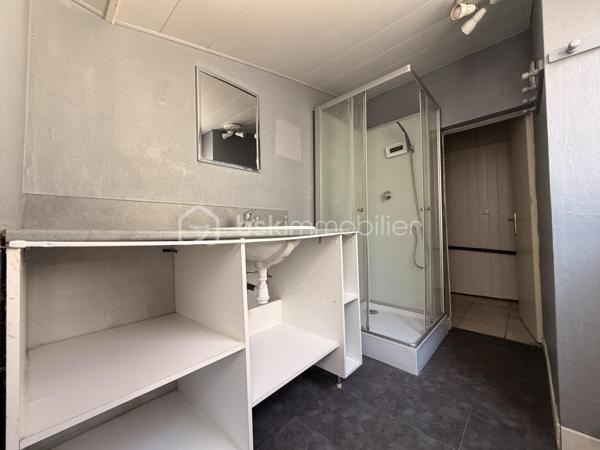 Elle est composée d'un séjour lumineux, avec cuisine ouverte, un WC indépendant, une salle d'eau, une buanderie ainsi qu'une terrasse carrelée idéale pour les beaux jours avec un petit espace de stockage. 

Au premier étage, un palier desservant deux chambres, dont une avec placard de rangement.

Au deuxième étage, une mezzanine avec placard faisant office de chambre. 

Idéalement placé proche des commerces, parking à proximité.   
Tout à l'égout/ Double vitrage PVC et bois. 

Ideal investisseurs ou première acquisition 
Rafraîchissement à prévoir !