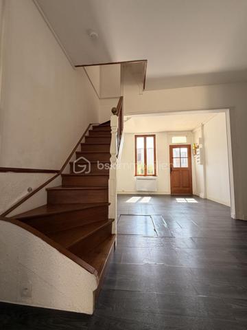 Elle est composée d'un séjour lumineux, avec cuisine ouverte, un WC indépendant, une salle d'eau, une buanderie ainsi qu'une terrasse carrelée idéale pour les beaux jours avec un petit espace de stockage. 

Au premier étage, un palier desservant deux chambres, dont une avec placard de rangement.

Au deuxième étage, une mezzanine avec placard faisant office de chambre. 

Idéalement placé proche des commerces, parking à proximité.   
Tout à l'égout/ Double vitrage PVC et bois. 

Ideal investisseurs ou première acquisition 
Rafraîchissement à prévoir !