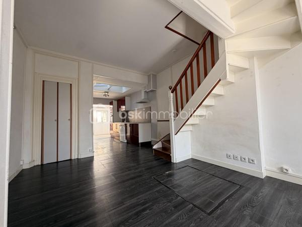Elle est composée d'un séjour lumineux, avec cuisine ouverte, un WC indépendant, une salle d'eau, une buanderie ainsi qu'une terrasse carrelée idéale pour les beaux jours avec un petit espace de stockage. 

Au premier étage, un palier desservant deux chambres, dont une avec placard de rangement.

Au deuxième étage, une mezzanine avec placard faisant office de chambre. 

Idéalement placé proche des commerces, parking à proximité.   
Tout à l'égout/ Double vitrage PVC et bois. 

Ideal investisseurs ou première acquisition 
Rafraîchissement à prévoir !