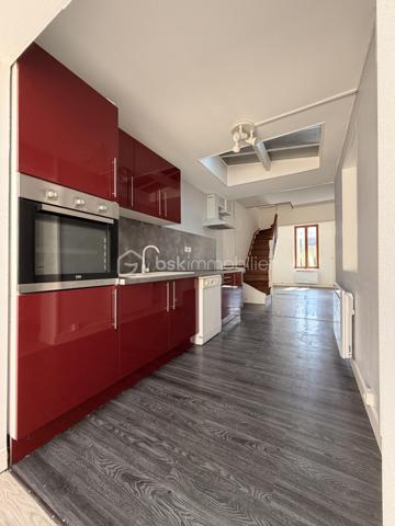 Elle est composée d'un séjour lumineux, avec cuisine ouverte, un WC indépendant, une salle d'eau, une buanderie ainsi qu'une terrasse carrelée idéale pour les beaux jours avec un petit espace de stockage. 

Au premier étage, un palier desservant deux chambres, dont une avec placard de rangement.

Au deuxième étage, une mezzanine avec placard faisant office de chambre. 

Idéalement placé proche des commerces, parking à proximité.   
Tout à l'égout/ Double vitrage PVC et bois. 

Ideal investisseurs ou première acquisition 
Rafraîchissement à prévoir !