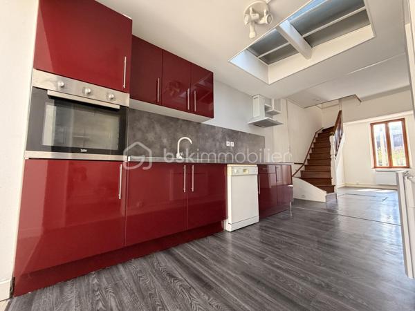 Elle est composée d'un séjour lumineux, avec cuisine ouverte, un WC indépendant, une salle d'eau, une buanderie ainsi qu'une terrasse carrelée idéale pour les beaux jours avec un petit espace de stockage. 

Au premier étage, un palier desservant deux chambres, dont une avec placard de rangement.

Au deuxième étage, une mezzanine avec placard faisant office de chambre. 

Idéalement placé proche des commerces, parking à proximité.   
Tout à l'égout/ Double vitrage PVC et bois. 

Ideal investisseurs ou première acquisition 
Rafraîchissement à prévoir !