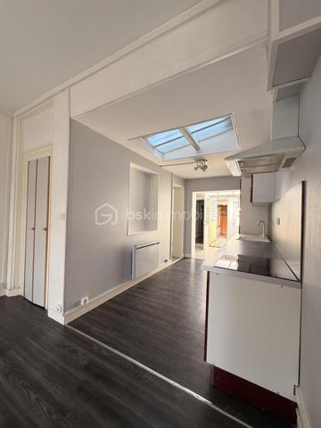 Elle est composée d'un séjour lumineux, avec cuisine ouverte, un WC indépendant, une salle d'eau, une buanderie ainsi qu'une terrasse carrelée idéale pour les beaux jours avec un petit espace de stockage. 

Au premier étage, un palier desservant deux chambres, dont une avec placard de rangement.

Au deuxième étage, une mezzanine avec placard faisant office de chambre. 

Idéalement placé proche des commerces, parking à proximité.   
Tout à l'égout/ Double vitrage PVC et bois. 

Ideal investisseurs ou première acquisition 
Rafraîchissement à prévoir !